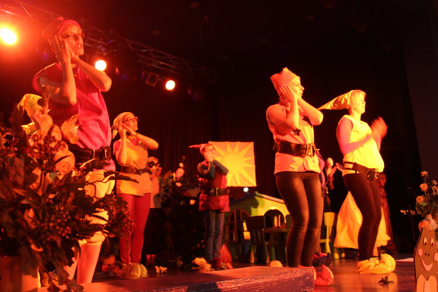 Rodzice wystąpili przed dziećmi - film