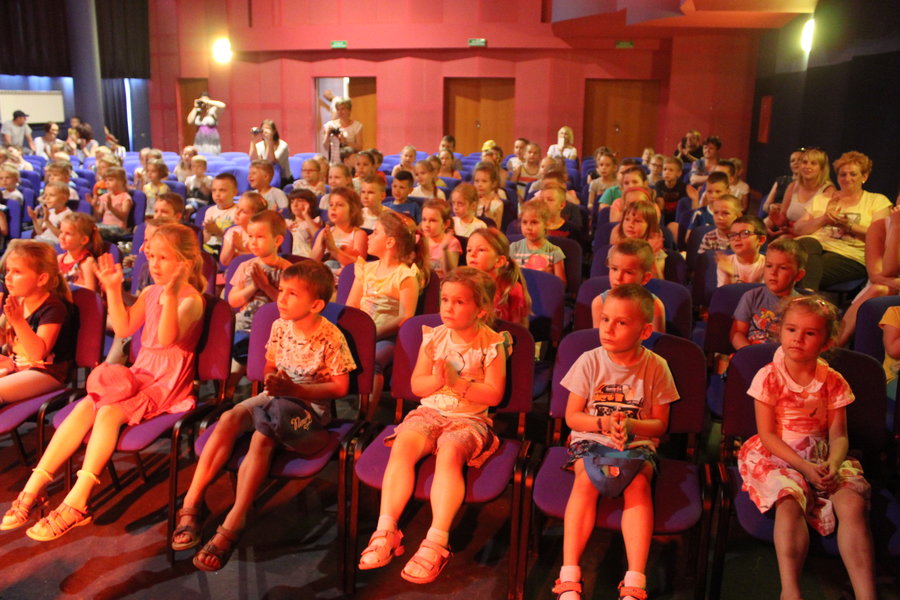 Rodzice wystąpili przed dziećmi - film