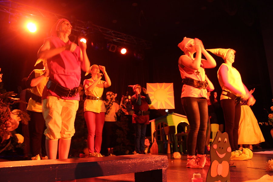 Rodzice wystąpili przed dziećmi - film