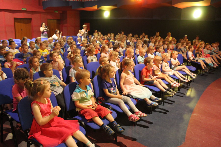 Rodzice wystąpili przed dziećmi - film