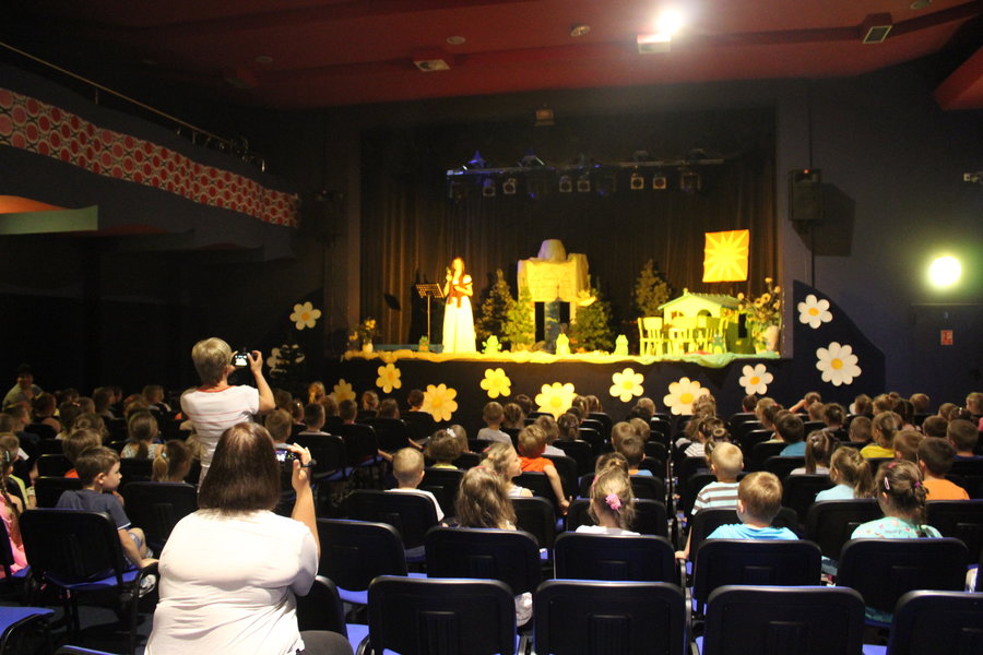 Rodzice wystąpili przed dziećmi - film