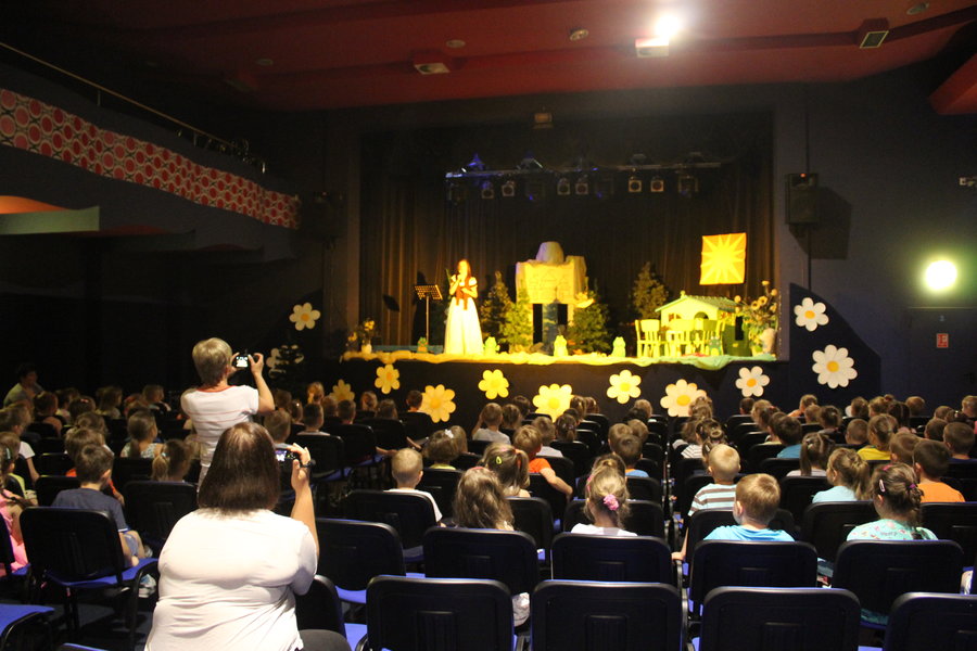 Rodzice wystąpili przed dziećmi - film