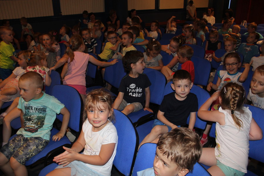 Rodzice wystąpili przed dziećmi - film