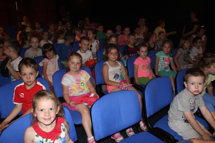 Rodzice wystąpili przed dziećmi - film