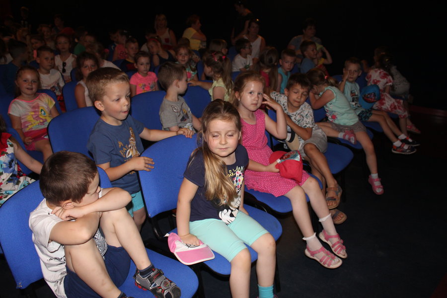 Rodzice wystąpili przed dziećmi - film