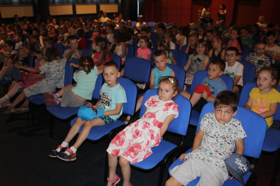 Rodzice wystąpili przed dziećmi - film