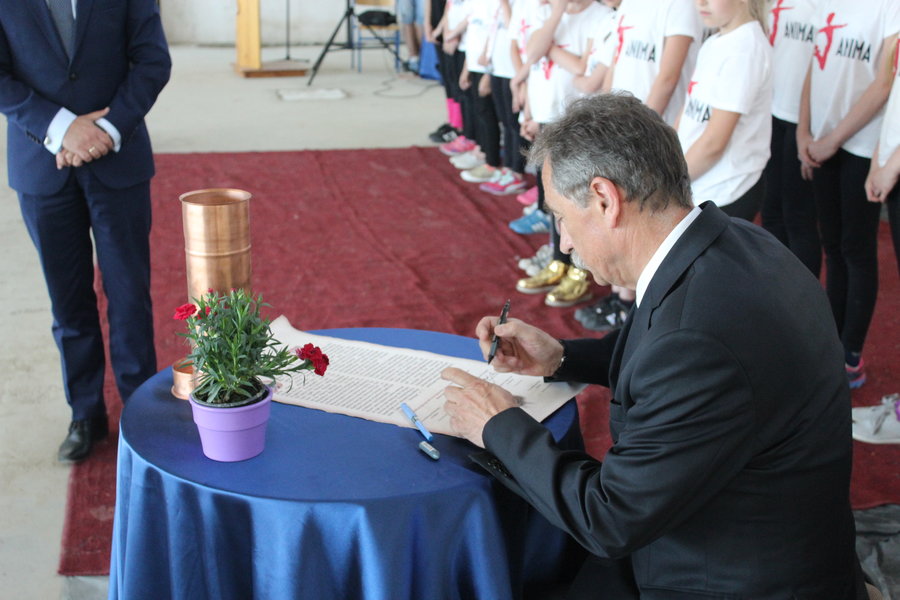 Wmurowali kamień węgielny