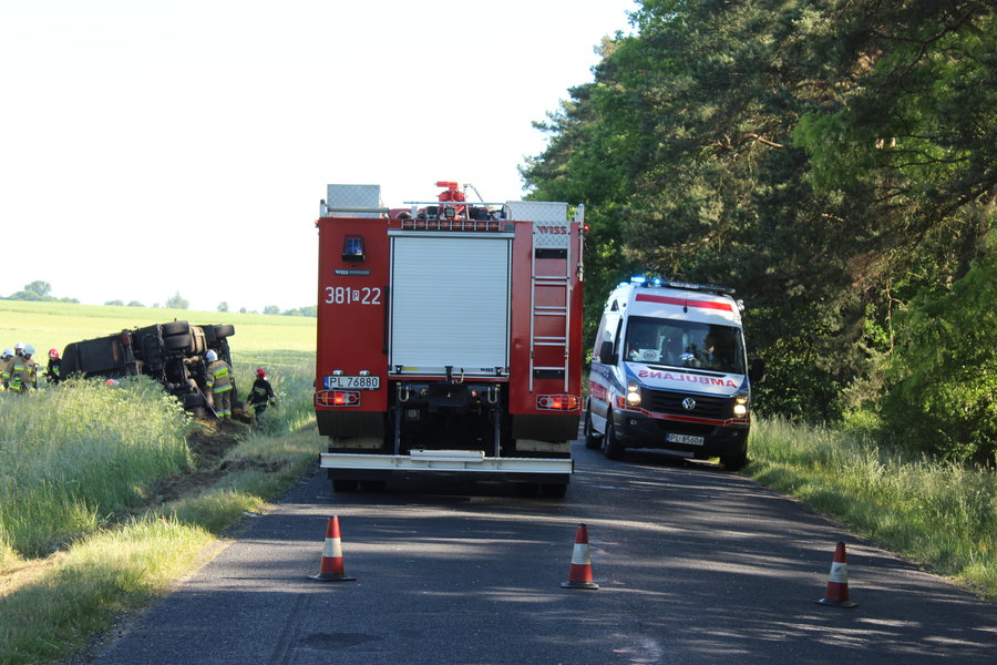 Przewróciła się ciężarówka z asfaltem