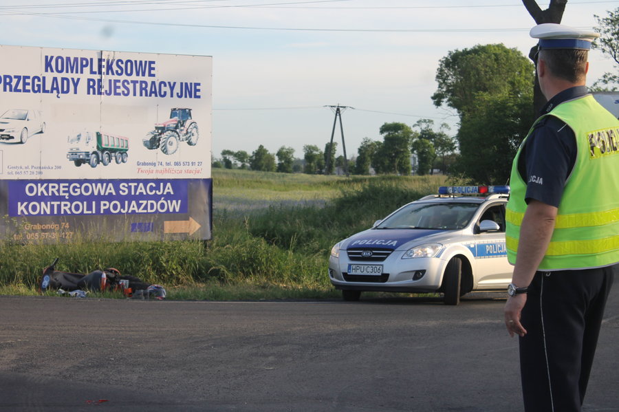 Motorowerzysta uderzył w cysternę