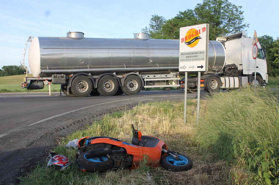 Motorowerzysta uderzył w cysternę