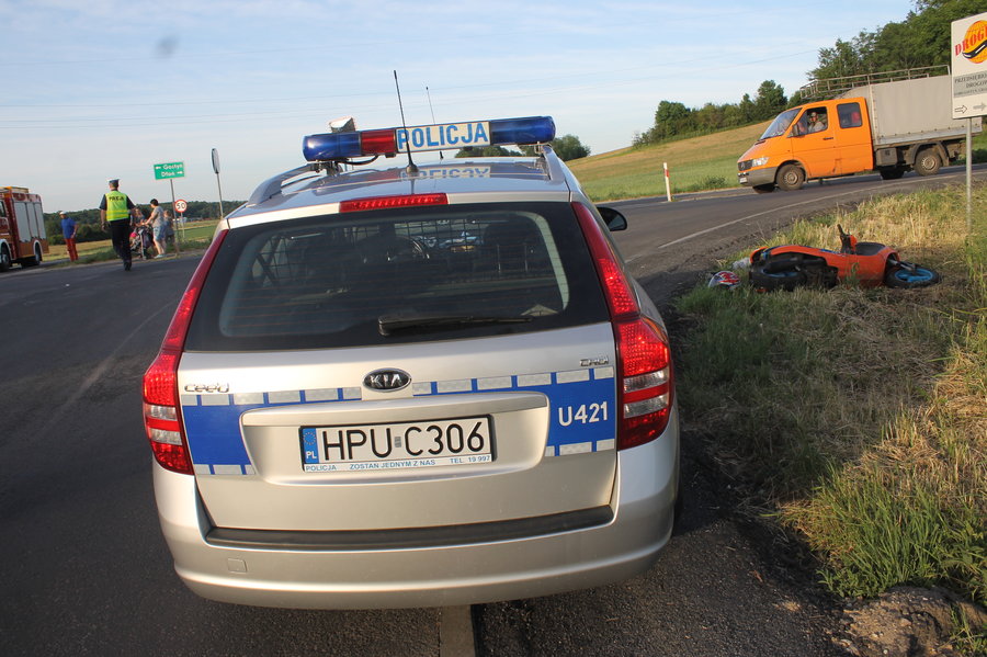 Motorowerzysta uderzył w cysternę
