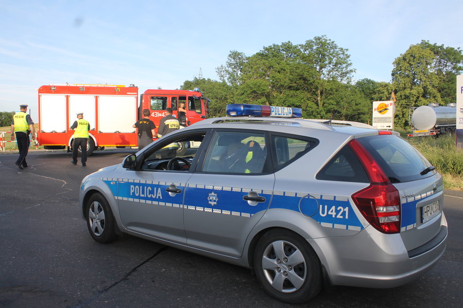 Motorowerzysta uderzył w cysternę