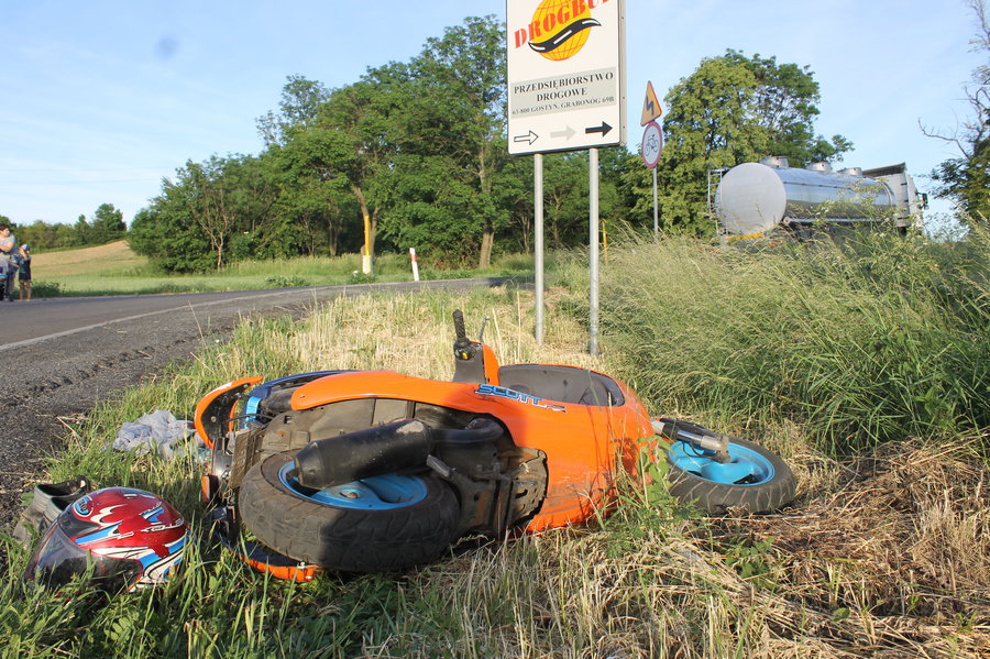 Motorowerzysta uderzył w cysternę