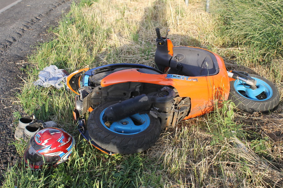 Motorowerzysta uderzył w cysternę