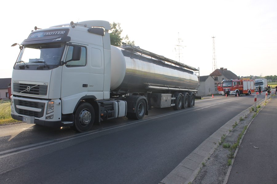 Motorowerzysta uderzył w cysternę