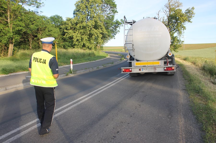 Motorowerzysta uderzył w cysternę