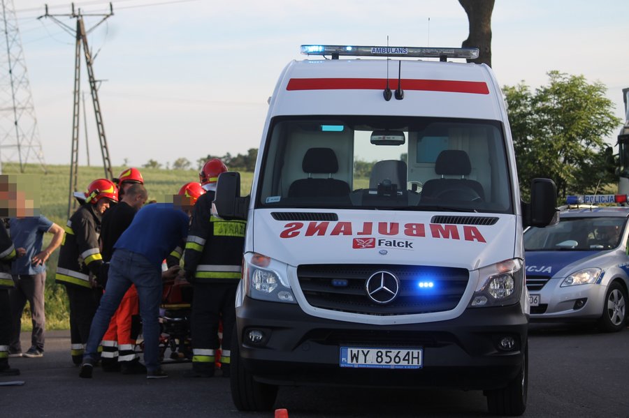 Motorowerzysta uderzył w cysternę