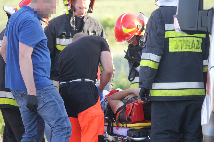 Motorowerzysta uderzył w cysternę