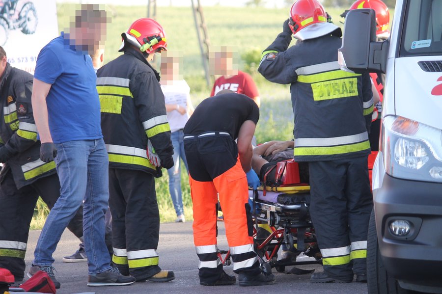 Motorowerzysta uderzył w cysternę