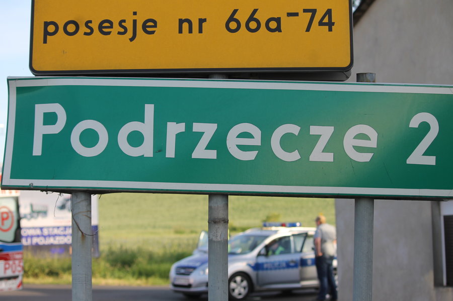 Motorowerzysta uderzył w cysternę