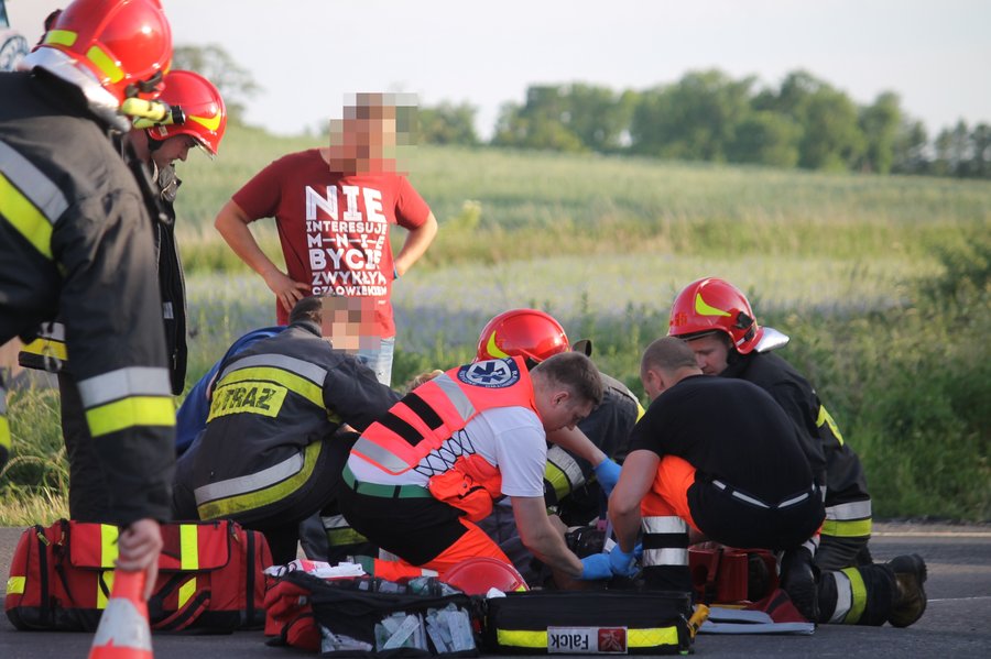 Motorowerzysta uderzył w cysternę
