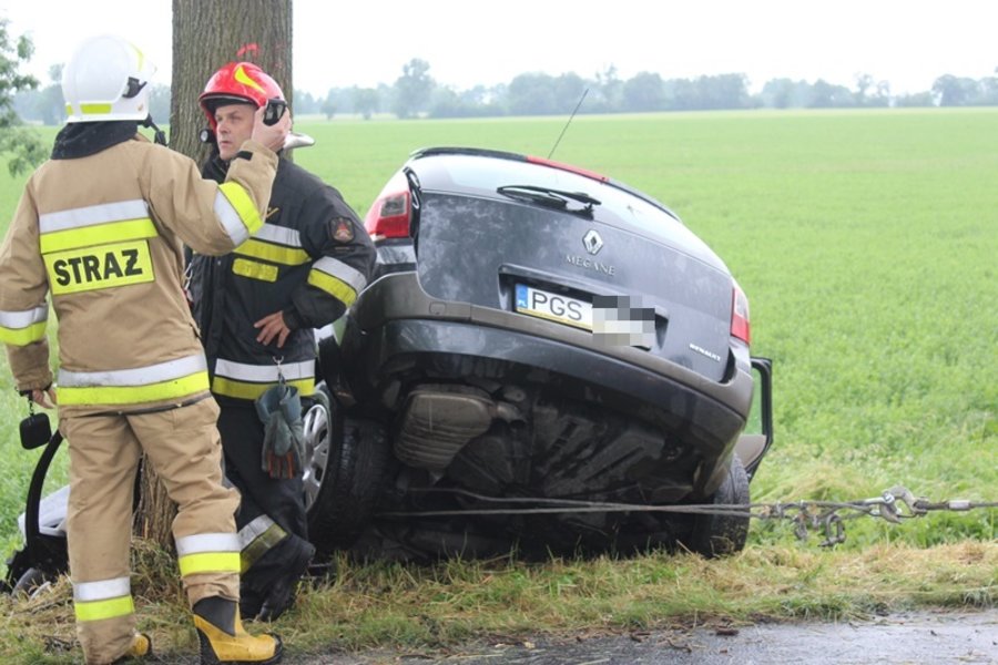 Uderzył w drzewo. Jego stan jest ciężki