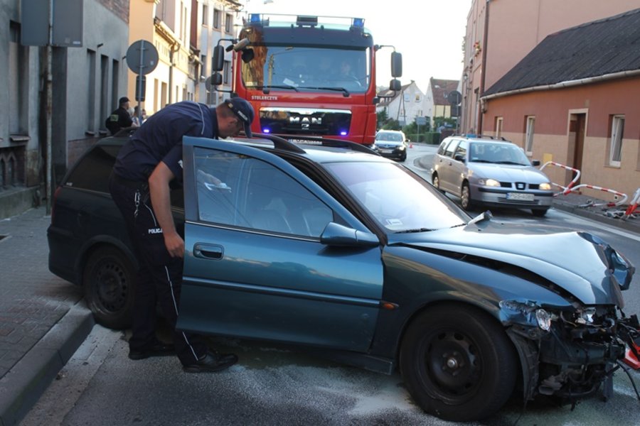 Porzucił auto i uciekał pieszo. Był pijany