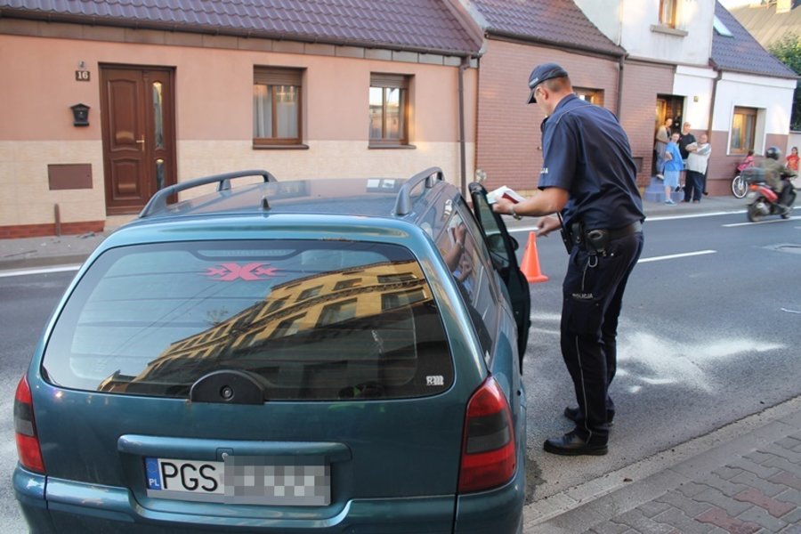 Porzucił auto i uciekał pieszo. Był pijany