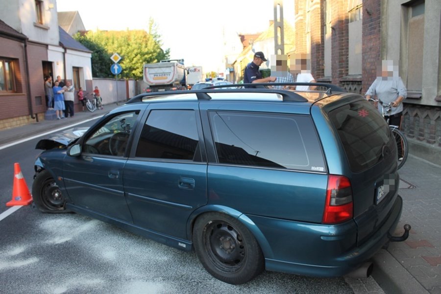 Porzucił auto i uciekał pieszo. Był pijany