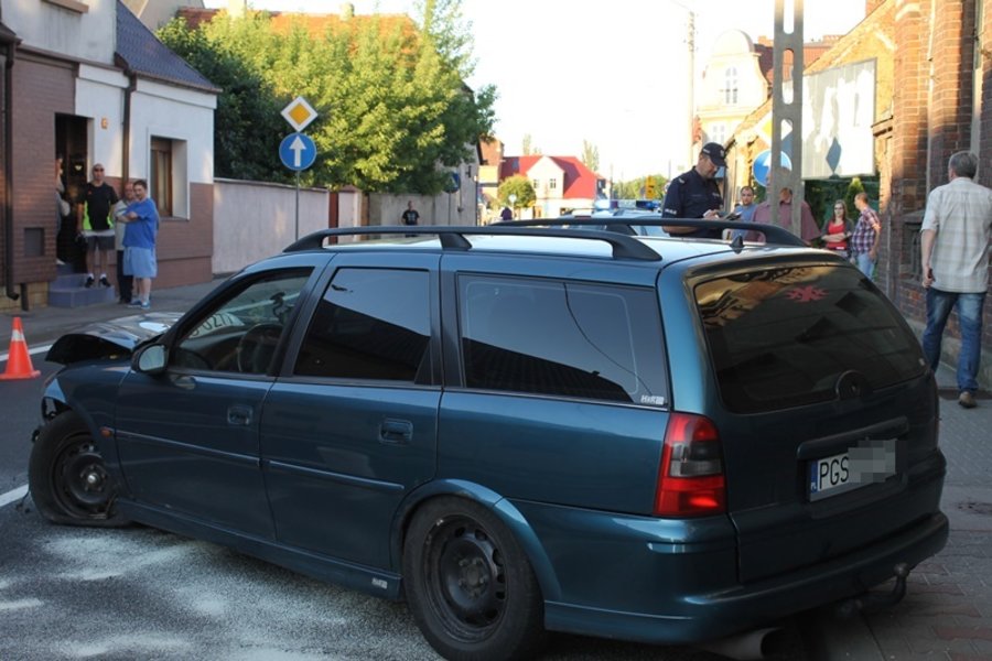 Porzucił auto i uciekał pieszo. Był pijany