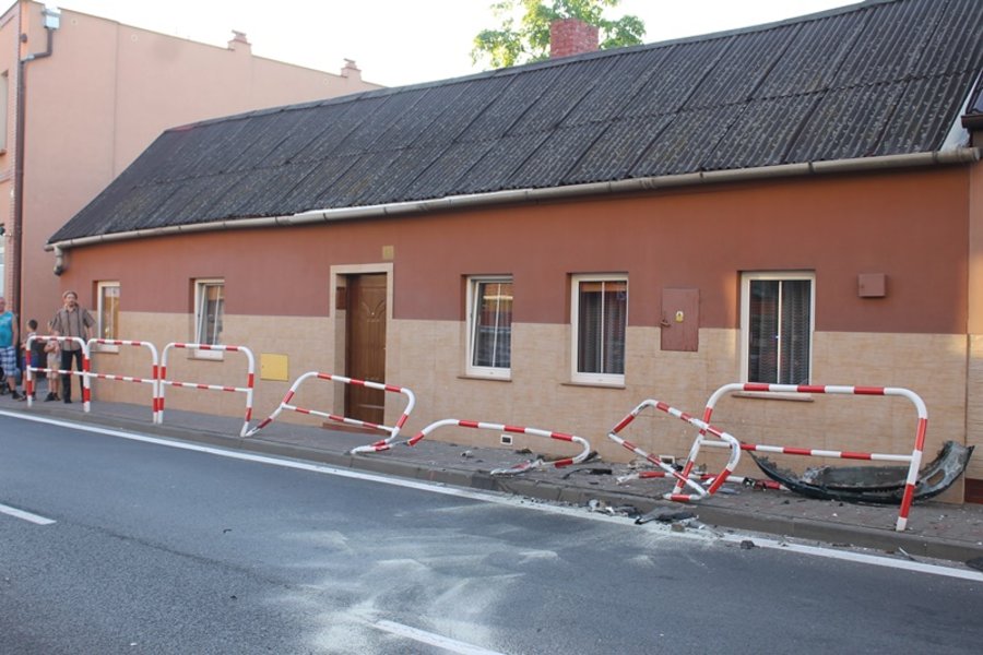 Porzucił auto i uciekał pieszo. Był pijany