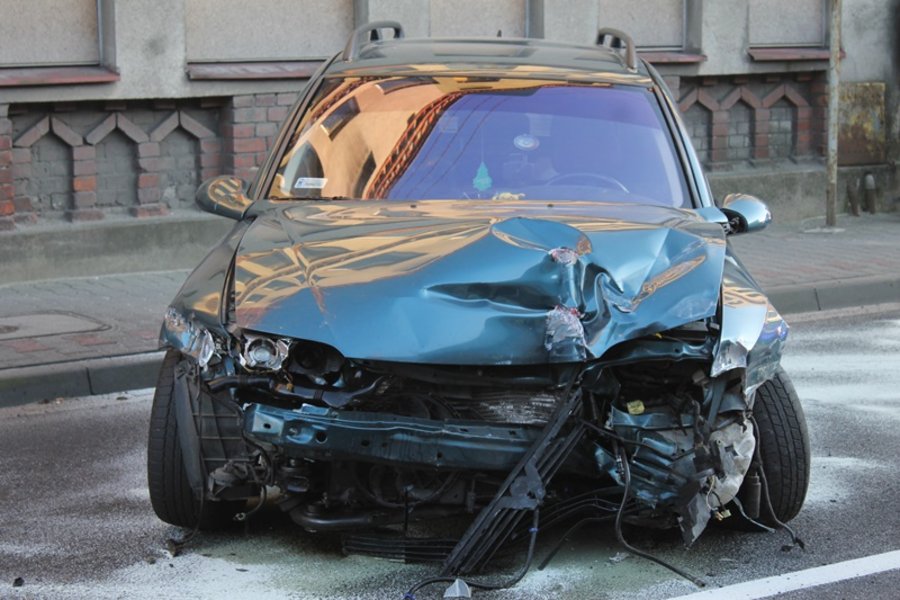 Porzucił auto i uciekał pieszo. Był pijany