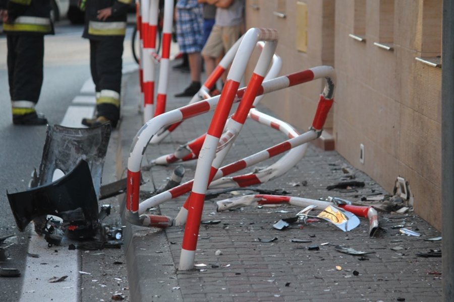 Porzucił auto i uciekał pieszo. Był pijany