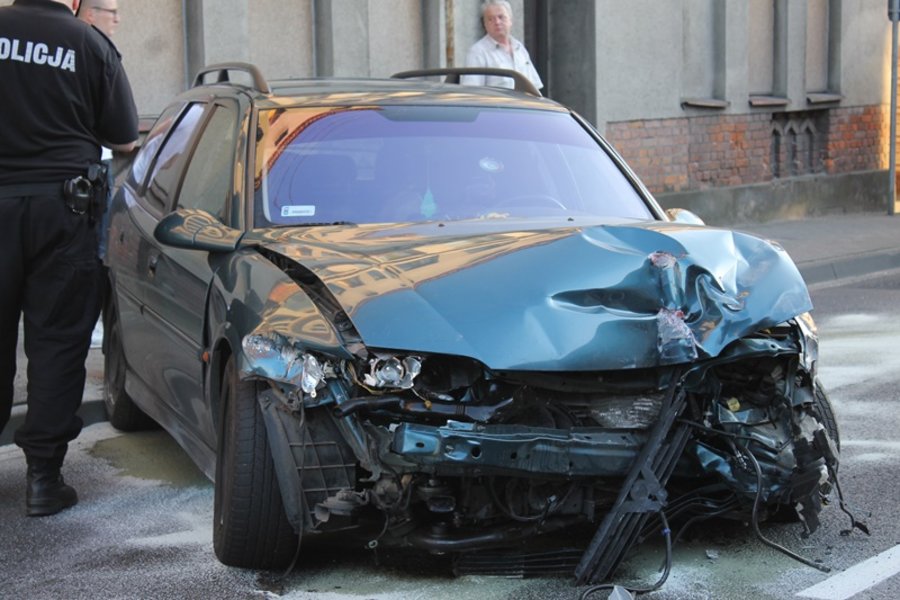 Porzucił auto i uciekał pieszo. Był pijany