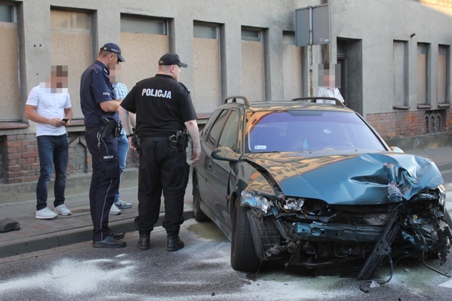 Porzucił auto i uciekał pieszo. Był pijany