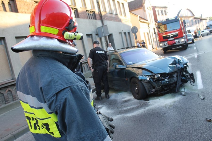 Porzucił auto i uciekał pieszo. Był pijany