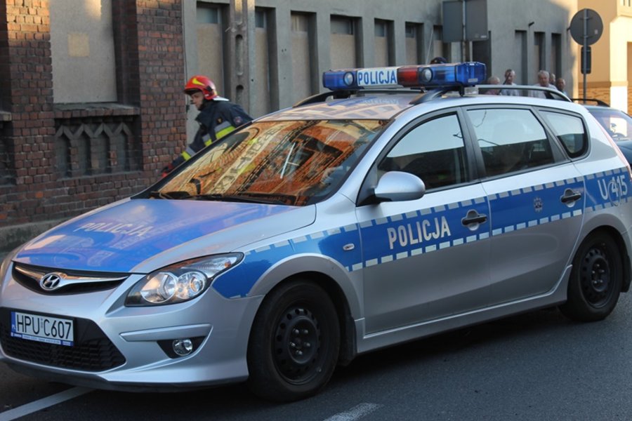 Porzucił auto i uciekał pieszo. Był pijany