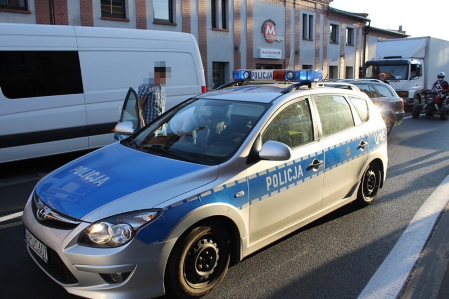 Porzucił auto i uciekał pieszo. Był pijany
