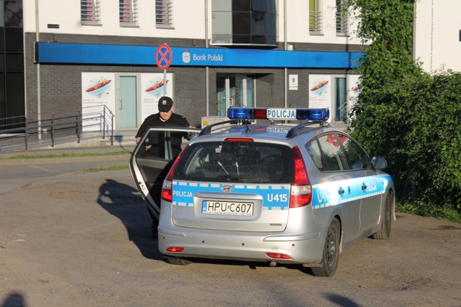 Porzucił auto i uciekał pieszo. Był pijany