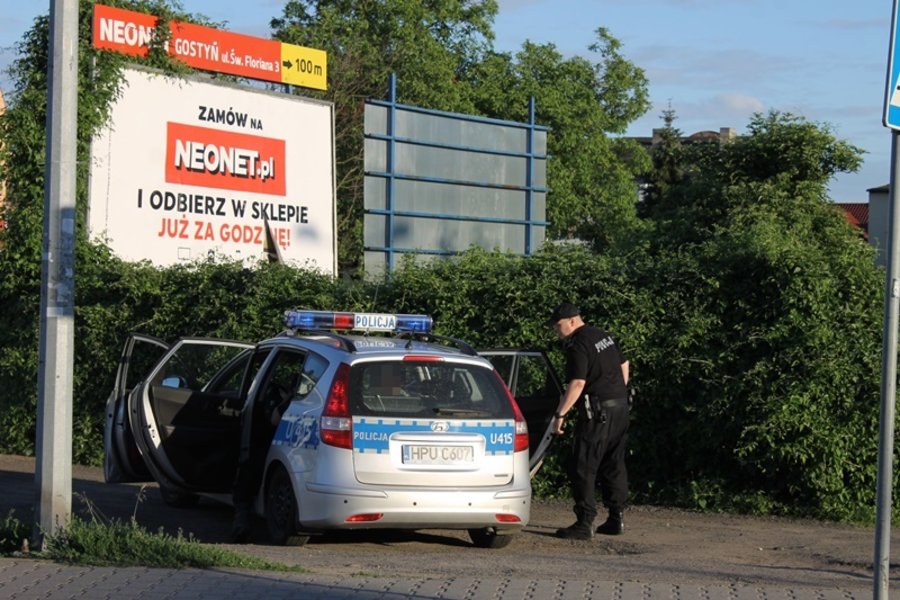 Porzucił auto i uciekał pieszo. Był pijany