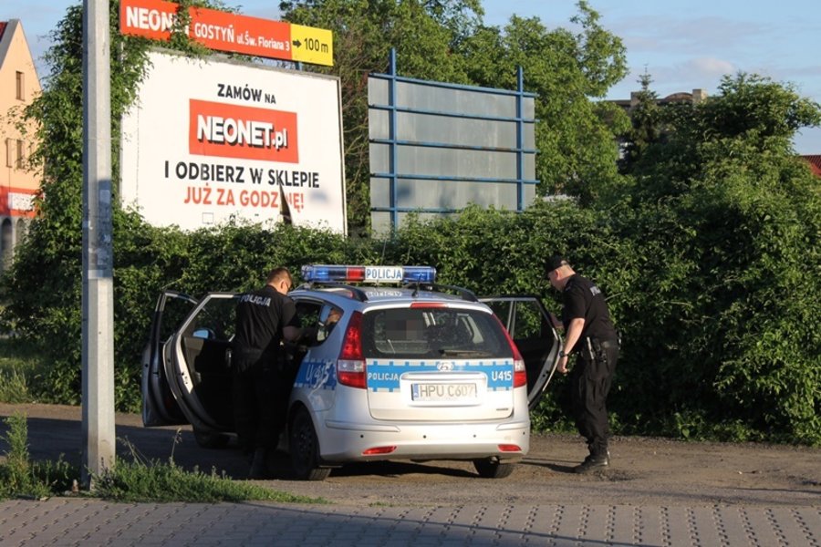 Porzucił auto i uciekał pieszo. Był pijany
