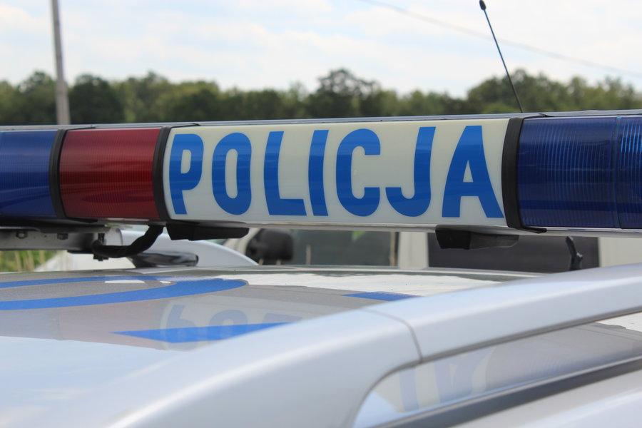 Bus uderzył w skarpę. Dwie osoby ranne