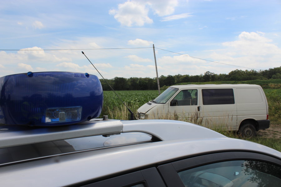 Bus uderzył w skarpę. Dwie osoby ranne