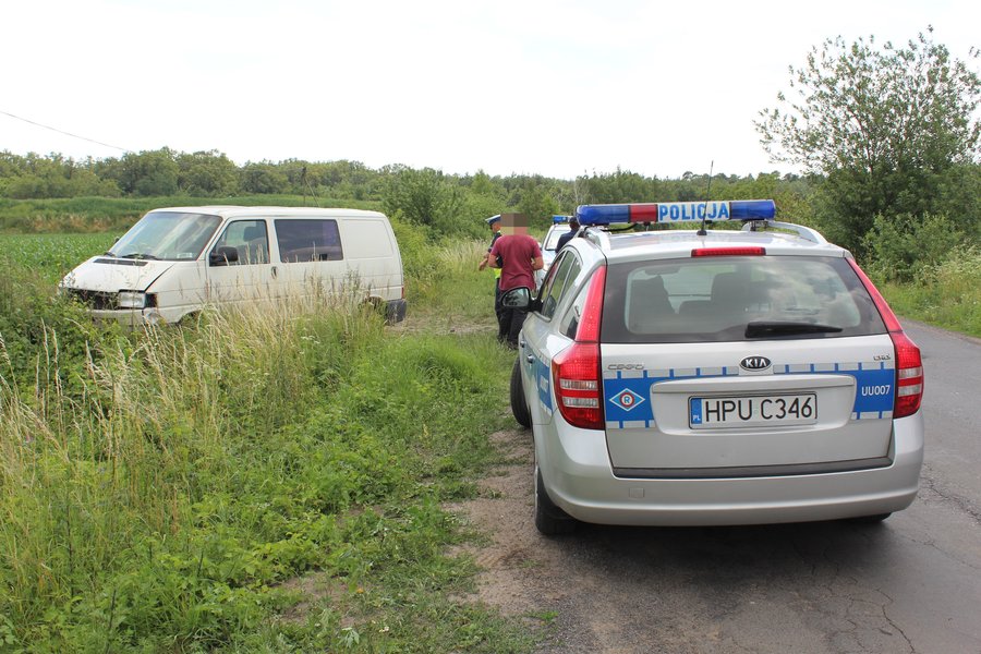 Bus uderzył w skarpę. Dwie osoby ranne