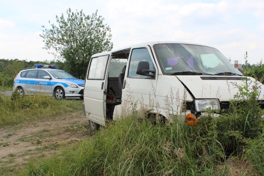 Bus uderzył w skarpę. Dwie osoby ranne