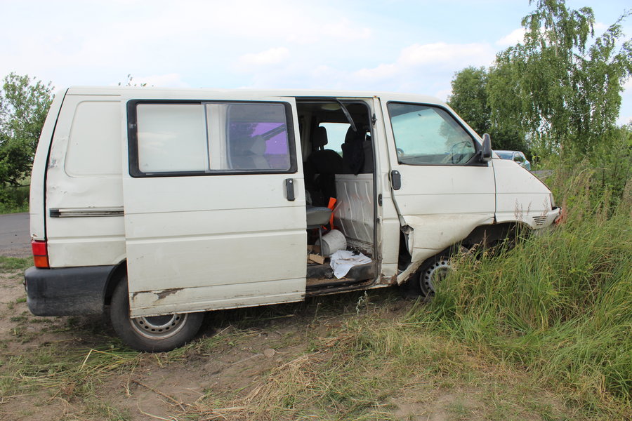 Bus uderzył w skarpę. Dwie osoby ranne