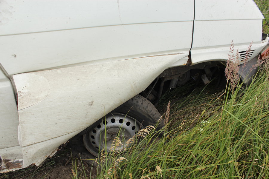 Bus uderzył w skarpę. Dwie osoby ranne