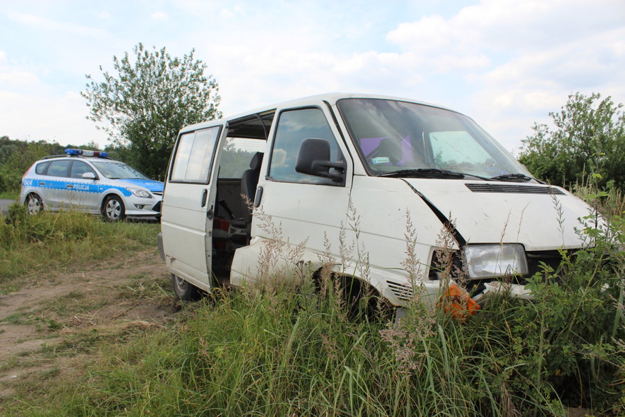 Bus uderzył w skarpę. Dwie osoby ranne