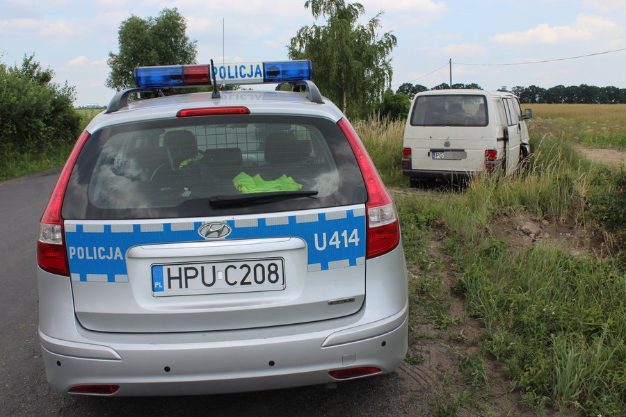 Bus uderzył w skarpę. Dwie osoby ranne