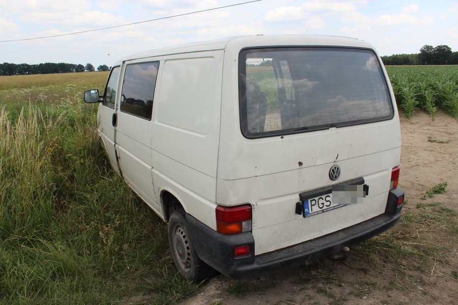 Bus uderzył w skarpę. Dwie osoby ranne